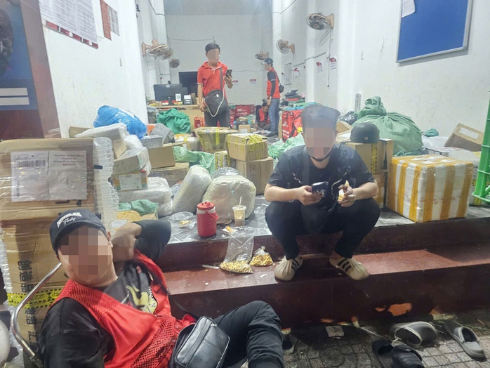 Một trạm giao hàng ở trung tâm TP HCM quá tải đơn hàng dù đã tối muộn. Ảnh: LÊ TỈNH Một trạm giao hàng ở trung tâm TP HCM quá tải đơn hàng dù đã tối muộn. Ảnh: LÊ TỈNH