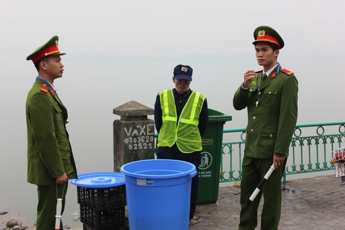 Gom cá chép vào thùng nhựa 180 lít thả xuống sông Hồng để tiễn ông Công, ông Táo về trời- Ảnh 2. Gom cá chép vào thùng nhựa 180 lít thả xuống sông Hồng để tiễn ông Công, ông Táo về trời- Ảnh 2.