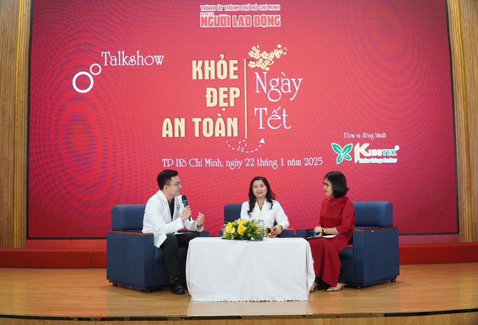 Các bác sĩ tham gia talkshow “Khỏe, đẹp, an toàn ngày Tết” do Báo Người Lao Động tổ chức. Ảnh: HUẾ XUÂN Các bác sĩ tham gia talkshow “Khỏe, đẹp, an toàn ngày Tết” do Báo Người Lao Động tổ chức. Ảnh: HUẾ XUÂN