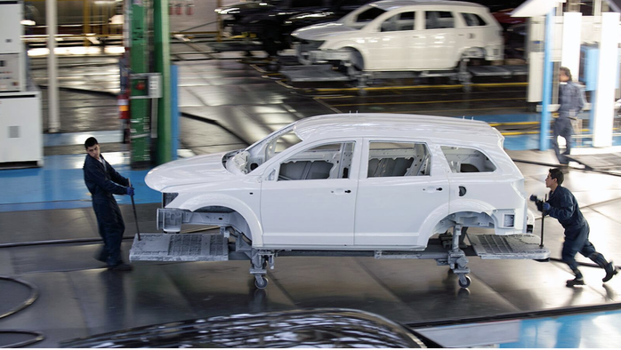 Nhân viên di chuyển một chiếc xe vừa được sơn tại nhà máy lắp ráp ở Toluca - Mexico Ảnh: BLOOMBERG Nhân viên di chuyển một chiếc xe vừa được sơn tại nhà máy lắp ráp ở Toluca - Mexico Ảnh: BLOOMBERG