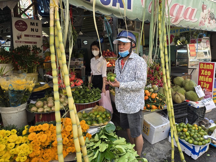 Người Hoa ở TP HCM mua mía để ông Táo bắc thang về Trời- Ảnh 3. Người Hoa ở TP HCM mua mía để ông Táo bắc thang về Trời- Ảnh 3.