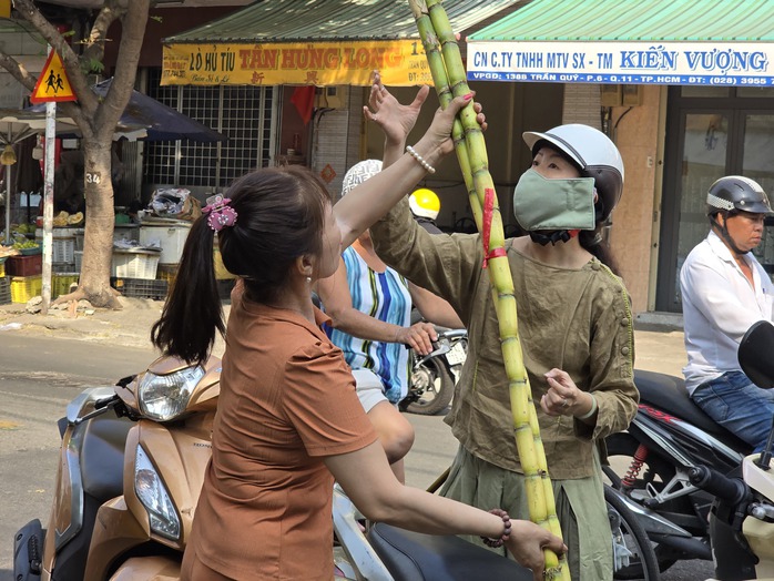 Người Hoa ở TP HCM mua mía để ông Táo bắc thang về Trời- Ảnh 4. Người Hoa ở TP HCM mua mía để ông Táo bắc thang về Trời- Ảnh 4.