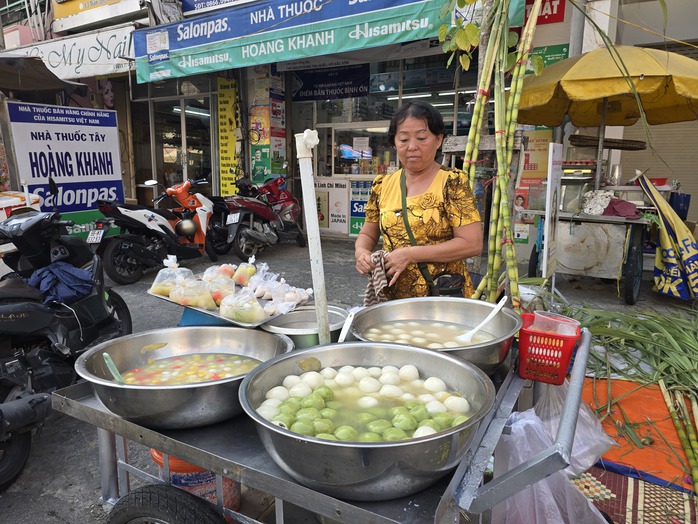 Người Hoa ở TP HCM mua mía để ông Táo bắc thang về Trời- Ảnh 6. Người Hoa ở TP HCM mua mía để ông Táo bắc thang về Trời- Ảnh 6.