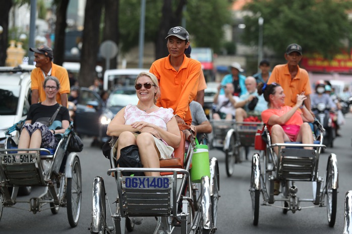 Du khách nước ngoài thích thú với tour xích lô dạo phố tại TP HCMẢnh: HOÀNG TRIỀU Du khách nước ngoài thích thú với tour xích lô dạo phố tại TP HCMẢnh: HOÀNG TRIỀU