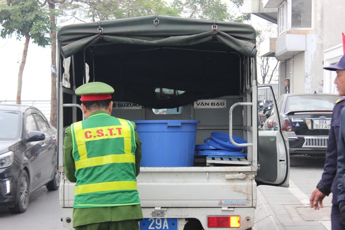 Gom cá chép vào thùng nhựa 180 lít thả xuống sông Hồng để tiễn ông Công, ông Táo về trời- Ảnh 6. Gom cá chép vào thùng nhựa 180 lít thả xuống sông Hồng để tiễn ông Công, ông Táo về trời- Ảnh 6.