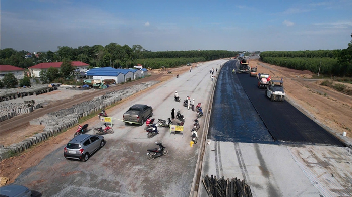 Tuyến cao tốc Biên Hòa - Vũng Tàu đoạn qua tỉnh Đồng Nai bị chậm tiến độ do vướng khâu bồi thường giải phóng mặt bằng Ảnh: NGUYỄN TUẤN Tuyến cao tốc Biên Hòa - Vũng Tàu đoạn qua tỉnh Đồng Nai bị chậm tiến độ do vướng khâu bồi thường giải phóng mặt bằng Ảnh: NGUYỄN TUẤN