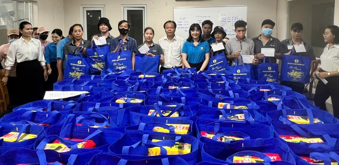 Lãnh đạo đến tận nhà trọ thăm hỏi, công nhân xúc động - Ảnh 2. Lãnh đạo đến tận nhà trọ thăm hỏi, công nhân xúc động - Ảnh 2.