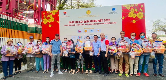 Lãnh đạo đến tận nhà trọ thăm hỏi, công nhân xúc động - Ảnh 4. Lãnh đạo đến tận nhà trọ thăm hỏi, công nhân xúc động - Ảnh 4.