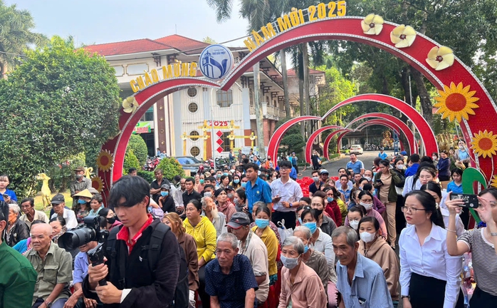 Lãnh đạo đến tận nhà trọ thăm hỏi, công nhân xúc động - Ảnh 6. Lãnh đạo đến tận nhà trọ thăm hỏi, công nhân xúc động - Ảnh 6.