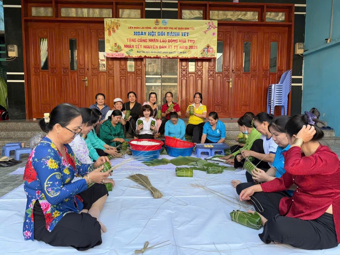 Đoàn viên - lao động TP HCM phấn khởi đón Xuân- Ảnh 5. Đoàn viên - lao động TP HCM phấn khởi đón Xuân- Ảnh 5.