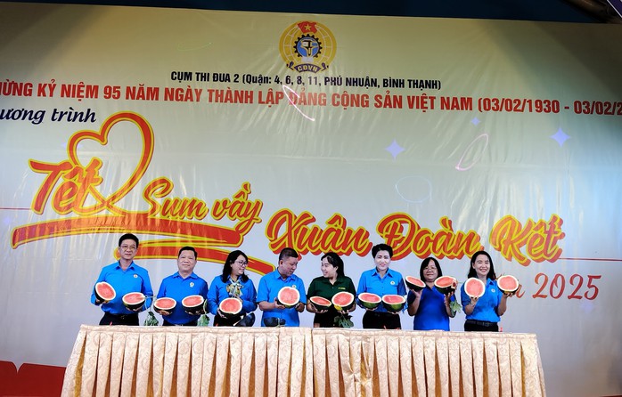 Đoàn viên - lao động TP HCM phấn khởi đón Xuân- Ảnh 7. Đoàn viên - lao động TP HCM phấn khởi đón Xuân- Ảnh 7.