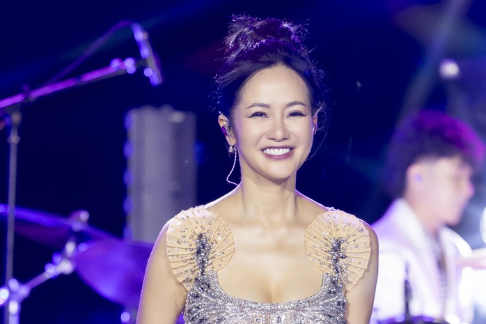 Diva Hồng Nhung chia sẻ sau phẫu thuật ung thư
- Ảnh 1. Diva Hồng Nhung chia sẻ sau phẫu thuật ung thư
- Ảnh 1.