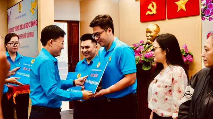 Ông Phùng Thái Quang, Phó Chủ tịch LĐLĐ TP HCM, trao học bổng cho đoàn viên - lao động Ông Phùng Thái Quang, Phó Chủ tịch LĐLĐ TP HCM, trao học bổng cho đoàn viên - lao động