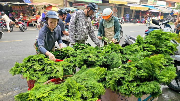 Người Hoa ở TP HCM mua mía để ông Táo bắc thang về Trời- Ảnh 9. Người Hoa ở TP HCM mua mía để ông Táo bắc thang về Trời- Ảnh 9.
