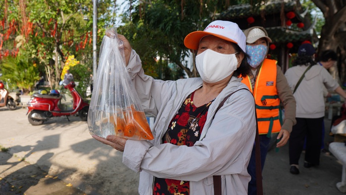 TP HCM: Tàu tuần tra chặn nạn kích điện khi thả cá chép tiễn ông Táo- Ảnh 8. TP HCM: Tàu tuần tra chặn nạn kích điện khi thả cá chép tiễn ông Táo- Ảnh 8.