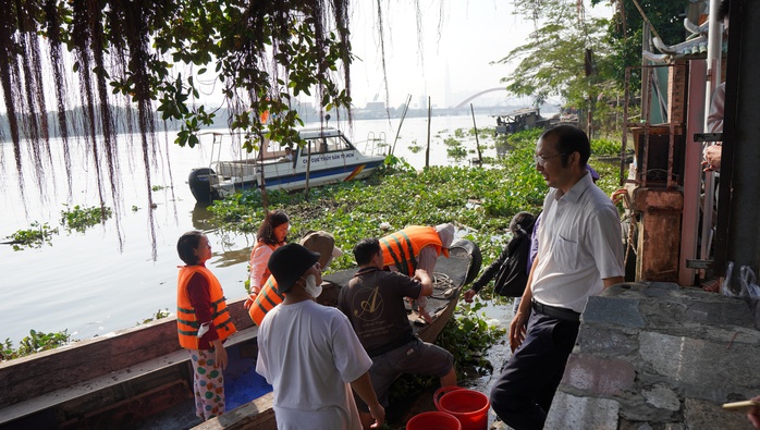 TP HCM: Tàu tuần tra chặn nạn kích điện khi thả cá chép tiễn ông Táo- Ảnh 1. TP HCM: Tàu tuần tra chặn nạn kích điện khi thả cá chép tiễn ông Táo- Ảnh 1.