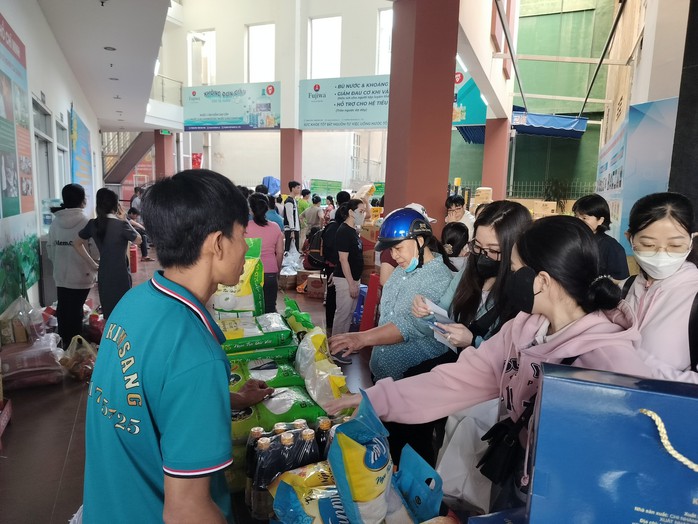 Đoàn viên - lao động TP HCM phấn khởi đón Xuân- Ảnh 1. Đoàn viên - lao động TP HCM phấn khởi đón Xuân- Ảnh 1.