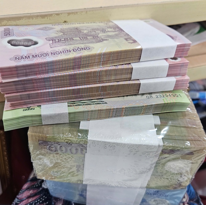 Cận Tết, nhiều người nháo nhào đổi tiền lì xì, "chợ mạng" phí cao- Ảnh 1. Cận Tết, nhiều người nháo nhào đổi tiền lì xì, "chợ mạng" phí cao- Ảnh 1.