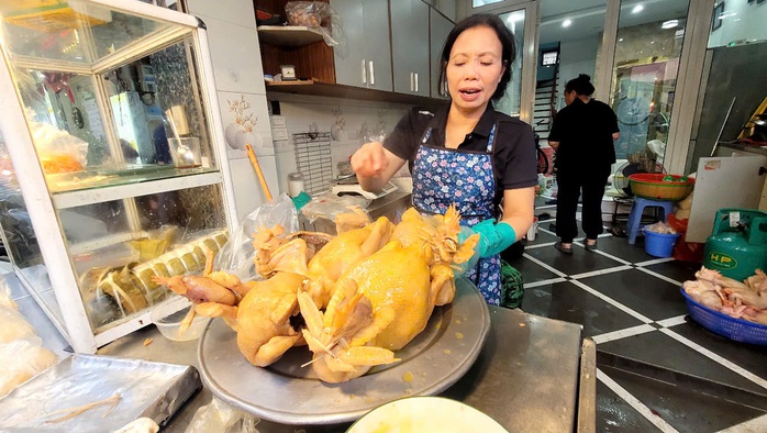 Người Hà Nội xếp hàng mua gà cánh tiên cúng ông Công ông Táo- Ảnh 2. Người Hà Nội xếp hàng mua gà cánh tiên cúng ông Công ông Táo- Ảnh 2.