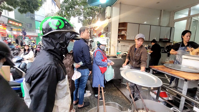 Người Hà Nội xếp hàng mua gà cánh tiên cúng ông Công ông Táo- Ảnh 3. Người Hà Nội xếp hàng mua gà cánh tiên cúng ông Công ông Táo- Ảnh 3.