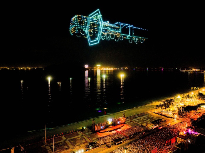Màn trình diễn drone hỏa thuật kỷ lục thế giới tại Hà Nội đêm giao thừa- Ảnh 10. Màn trình diễn drone hỏa thuật kỷ lục thế giới tại Hà Nội đêm giao thừa- Ảnh 10.