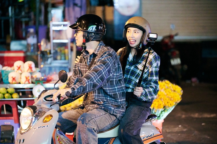 Bắt gặp HURRYKNG và hoa hậu Thùy Tiên đi chơi đêm- Ảnh 1. Bắt gặp HURRYKNG và hoa hậu Thùy Tiên đi chơi đêm- Ảnh 1.