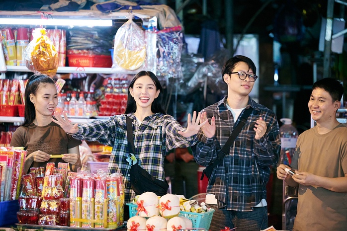 Bắt gặp HURRYKNG và hoa hậu Thùy Tiên đi chơi đêm- Ảnh 4. Bắt gặp HURRYKNG và hoa hậu Thùy Tiên đi chơi đêm- Ảnh 4.