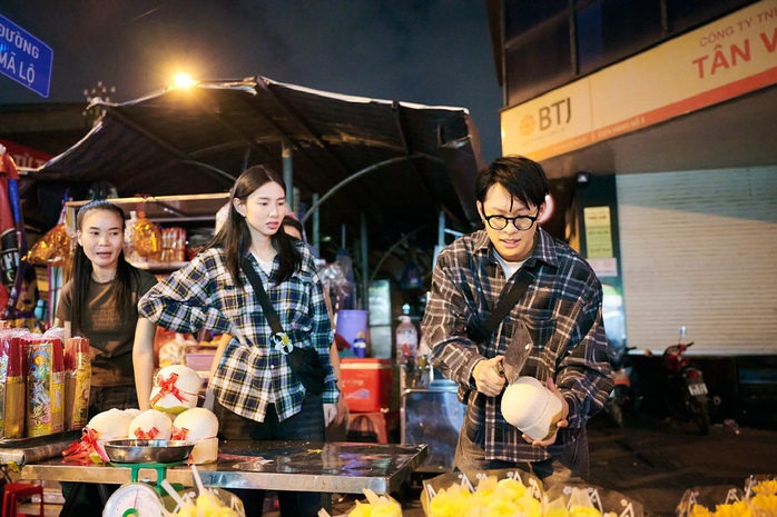 Bắt gặp HURRYKNG và hoa hậu Thùy Tiên đi chơi đêm- Ảnh 3. Bắt gặp HURRYKNG và hoa hậu Thùy Tiên đi chơi đêm- Ảnh 3.