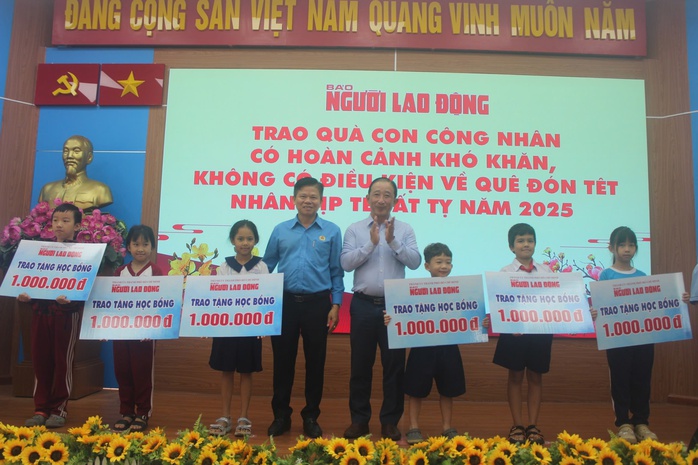 Đoàn viên - lao động TP HCM phấn khởi đón Xuân- Ảnh 2. Đoàn viên - lao động TP HCM phấn khởi đón Xuân- Ảnh 2.
