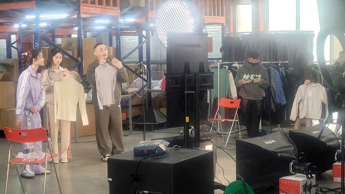 Đề xuất người thực hiện livestream hoặc những người tư vấn bán hàng hóa, dịch vụ vào nhóm các ngành nghề đầu tư kinh doanh có điều kiện. Ảnh: THÙY LINH Đề xuất người thực hiện livestream hoặc những người tư vấn bán hàng hóa, dịch vụ vào nhóm các ngành nghề đầu tư kinh doanh có điều kiện. Ảnh: THÙY LINH