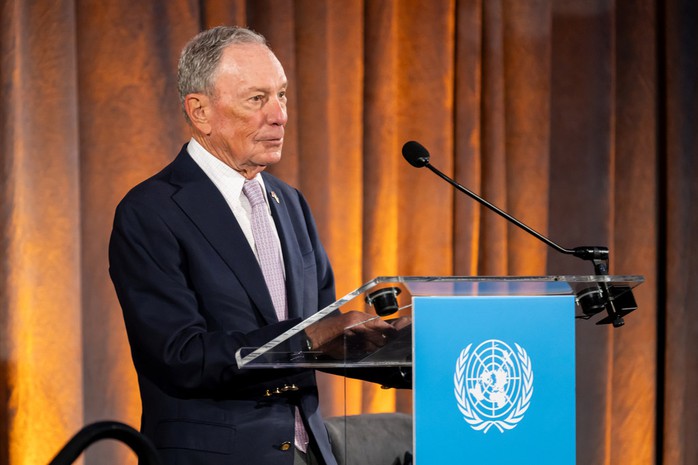Đặc phái viên về biến đổi khí hậu của Liên hợp quốc Michael Bloomberg phát biểu tại một sự kiện của tổ chức này Ảnh: UN NEWS Đặc phái viên về biến đổi khí hậu của Liên hợp quốc Michael Bloomberg phát biểu tại một sự kiện của tổ chức này Ảnh: UN NEWS