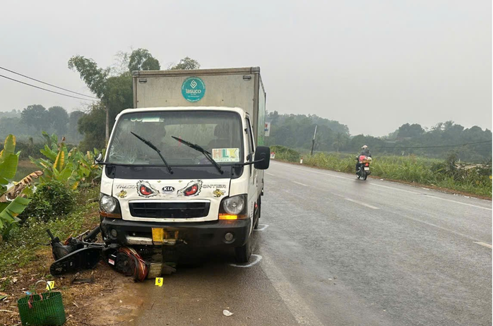 Bị xe tải tông từ phía sau, người phụ nữ đi xe máy tử vong- Ảnh 1. Bị xe tải tông từ phía sau, người phụ nữ đi xe máy tử vong- Ảnh 1.