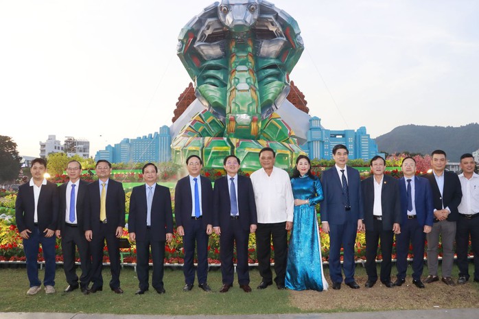 Bình Định trình diễn ánh sáng bằng drone kết hợp bắn pháo hoa đêm giao thừa- Ảnh 1. Bình Định trình diễn ánh sáng bằng drone kết hợp bắn pháo hoa đêm giao thừa- Ảnh 1.