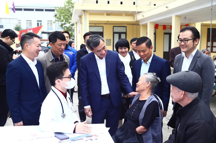 Thương, bệnh binh mắc bệnh nặng được chuyển thẳng tuyến cuối- Ảnh 2. Thương, bệnh binh mắc bệnh nặng được chuyển thẳng tuyến cuối- Ảnh 2.