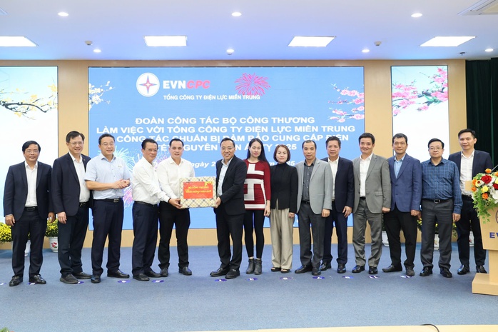 Thứ trưởng Bộ Công thương làm việc với EVNCPC về bảo đảm điện Tết Ất Tỵ 2025- Ảnh 4. Thứ trưởng Bộ Công thương làm việc với EVNCPC về bảo đảm điện Tết Ất Tỵ 2025- Ảnh 4.