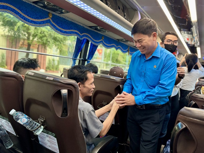 Những chuyến xe chở niềm vui, hy vọng- Ảnh 2. Những chuyến xe chở niềm vui, hy vọng- Ảnh 2.