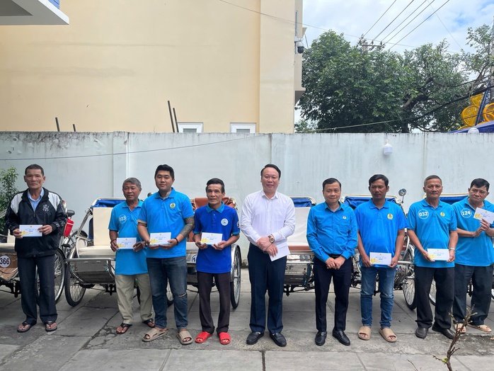Niềm vui cho người đạp xích lô vào những ngày giáp Tết- Ảnh 5. Niềm vui cho người đạp xích lô vào những ngày giáp Tết- Ảnh 5.