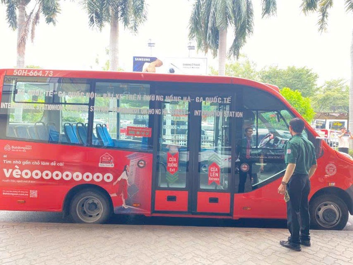 Chi tiết hoạt động của xe trung chuyển tại Sân bay Tân Sơn Nhất- Ảnh 2. Chi tiết hoạt động của xe trung chuyển tại Sân bay Tân Sơn Nhất- Ảnh 2.