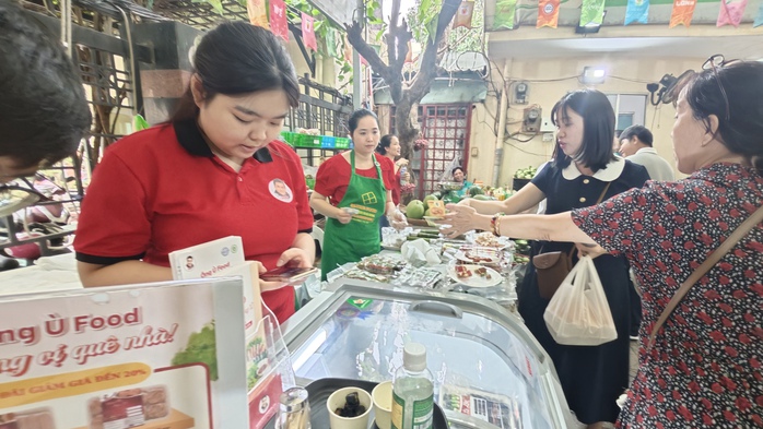 Bà nội trợ chen nhau mua hết 600 kg sầu riêng Ri 6 “chính chủ” tại chợ phiên cuối năm - Ảnh 3. Bà nội trợ chen nhau mua hết 600 kg sầu riêng Ri 6 “chính chủ” tại chợ phiên cuối năm - Ảnh 3.