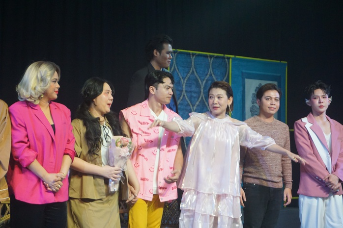 NSND Mỹ Uyên hài lòng khi "5B" làm mới vở "Đẹp bất chấp"- Ảnh 1. NSND Mỹ Uyên hài lòng khi "5B" làm mới vở "Đẹp bất chấp"- Ảnh 1.