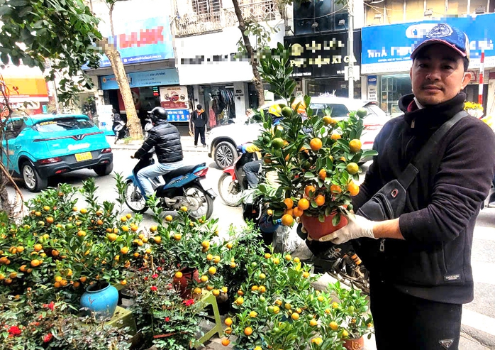 Nhiều phố bán đào, quất chơi Tết ở Hà Nội đìu hiu, khách mua thưa thớt- Ảnh 4. Nhiều phố bán đào, quất chơi Tết ở Hà Nội đìu hiu, khách mua thưa thớt- Ảnh 4.