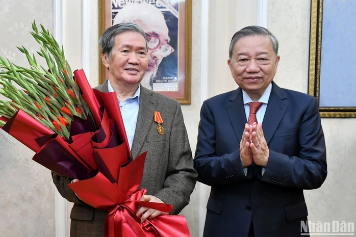 Tổng Bí thư Tô Lâm trao Huân chương Hồ Chí Minh tặng ông Đinh Thế Huynh- Ảnh 3. Tổng Bí thư Tô Lâm trao Huân chương Hồ Chí Minh tặng ông Đinh Thế Huynh- Ảnh 3.