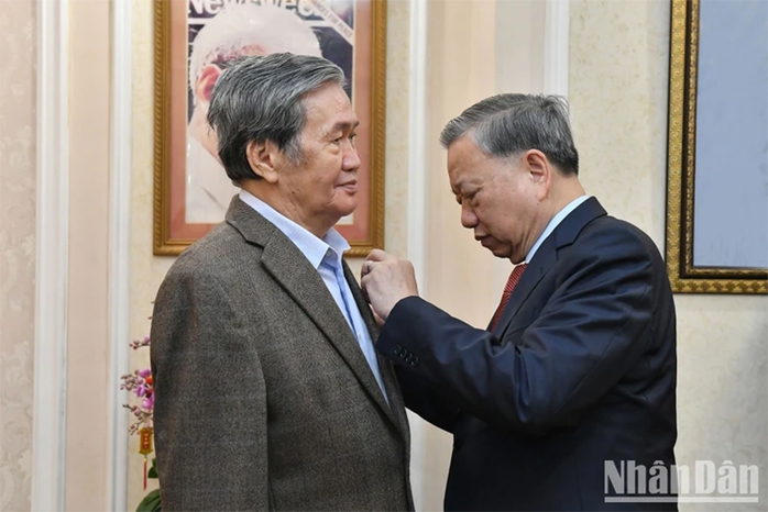 Tổng Bí thư Tô Lâm trao Huân chương Hồ Chí Minh tặng ông Đinh Thế Huynh- Ảnh 1. Tổng Bí thư Tô Lâm trao Huân chương Hồ Chí Minh tặng ông Đinh Thế Huynh- Ảnh 1.
