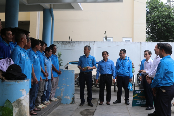 Niềm vui cho người đạp xích lô vào những ngày giáp Tết- Ảnh 2. Niềm vui cho người đạp xích lô vào những ngày giáp Tết- Ảnh 2.