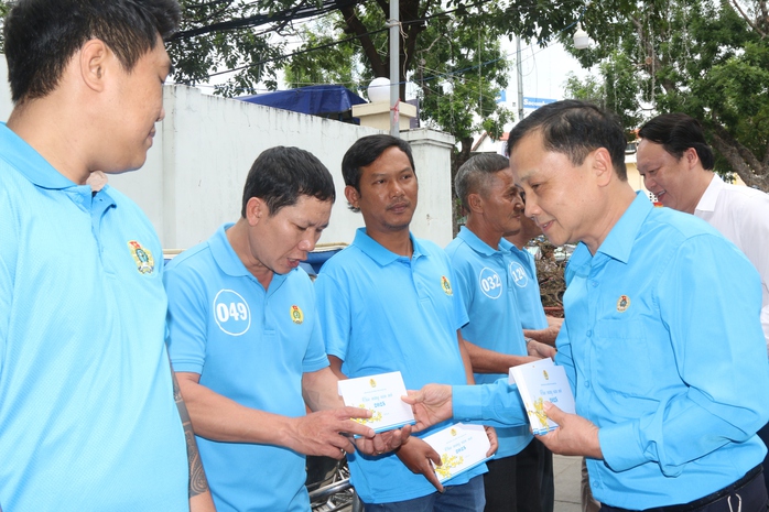 Niềm vui cho người đạp xích lô vào những ngày giáp Tết- Ảnh 3. Niềm vui cho người đạp xích lô vào những ngày giáp Tết- Ảnh 3.