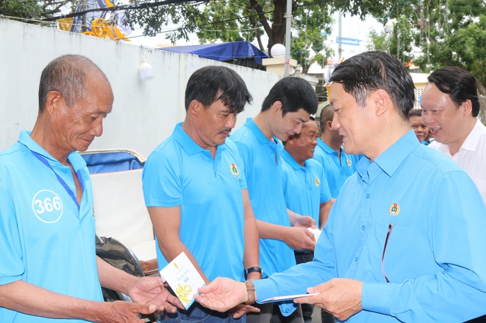 Niềm vui cho người đạp xích lô vào những ngày giáp Tết- Ảnh 4. Niềm vui cho người đạp xích lô vào những ngày giáp Tết- Ảnh 4.