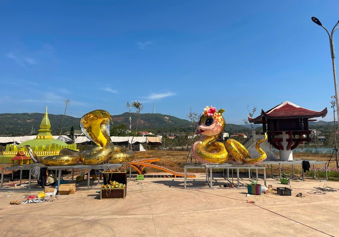 Sau linh vật rồng gây "sốt", Lao Bảo trưng bày 2 linh vật rắn bắt mắt- Ảnh 1. Sau linh vật rồng gây "sốt", Lao Bảo trưng bày 2 linh vật rắn bắt mắt- Ảnh 1.