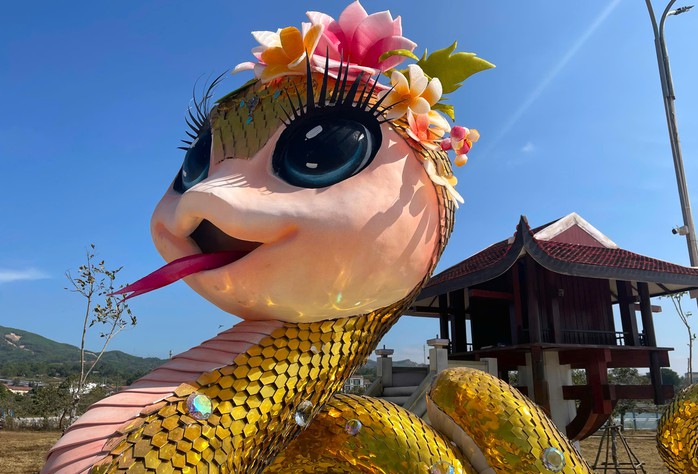 Sau linh vật rồng gây "sốt", Lao Bảo trưng bày 2 linh vật rắn bắt mắt- Ảnh 2. Sau linh vật rồng gây "sốt", Lao Bảo trưng bày 2 linh vật rắn bắt mắt- Ảnh 2.