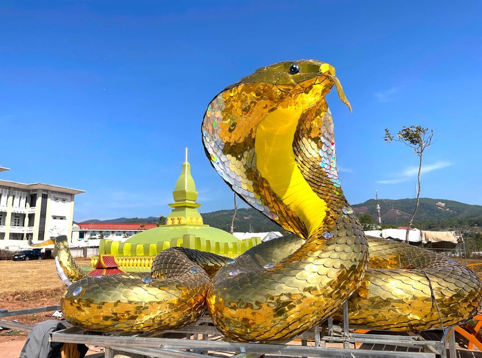 Sau linh vật rồng gây "sốt", Lao Bảo trưng bày 2 linh vật rắn bắt mắt- Ảnh 5. Sau linh vật rồng gây "sốt", Lao Bảo trưng bày 2 linh vật rắn bắt mắt- Ảnh 5.