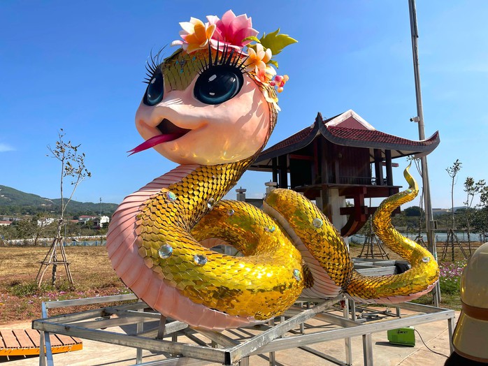 Sau linh vật rồng gây "sốt", Lao Bảo trưng bày 2 linh vật rắn bắt mắt- Ảnh 3. Sau linh vật rồng gây "sốt", Lao Bảo trưng bày 2 linh vật rắn bắt mắt- Ảnh 3.